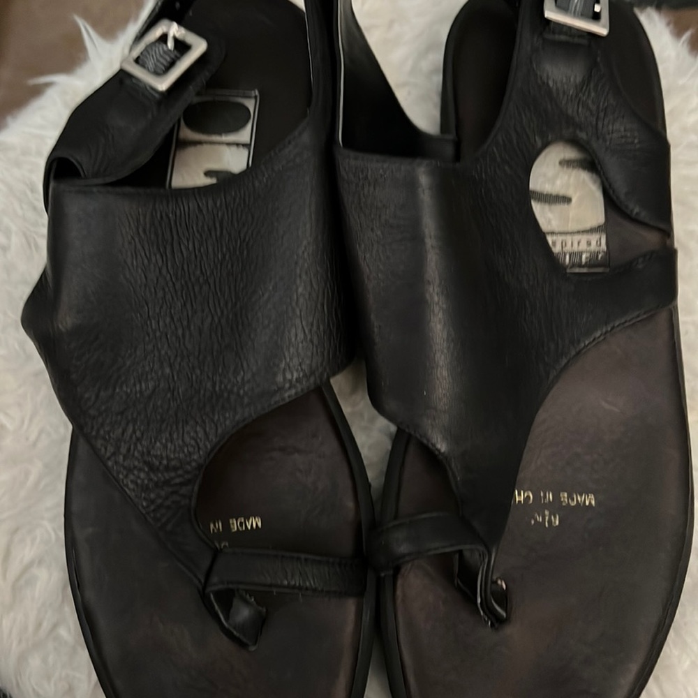 Throwback Black toe strapped sandals